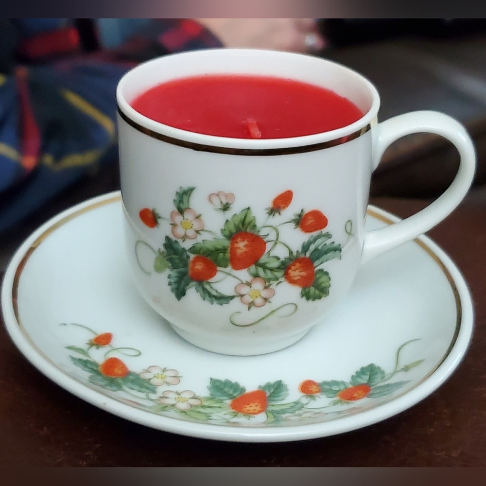1978 Avon🍓Strawberries🍓 24K Gold Trim Demitasse Cup & Saucer Set / Candle 🕯 - Picture 9 of 9